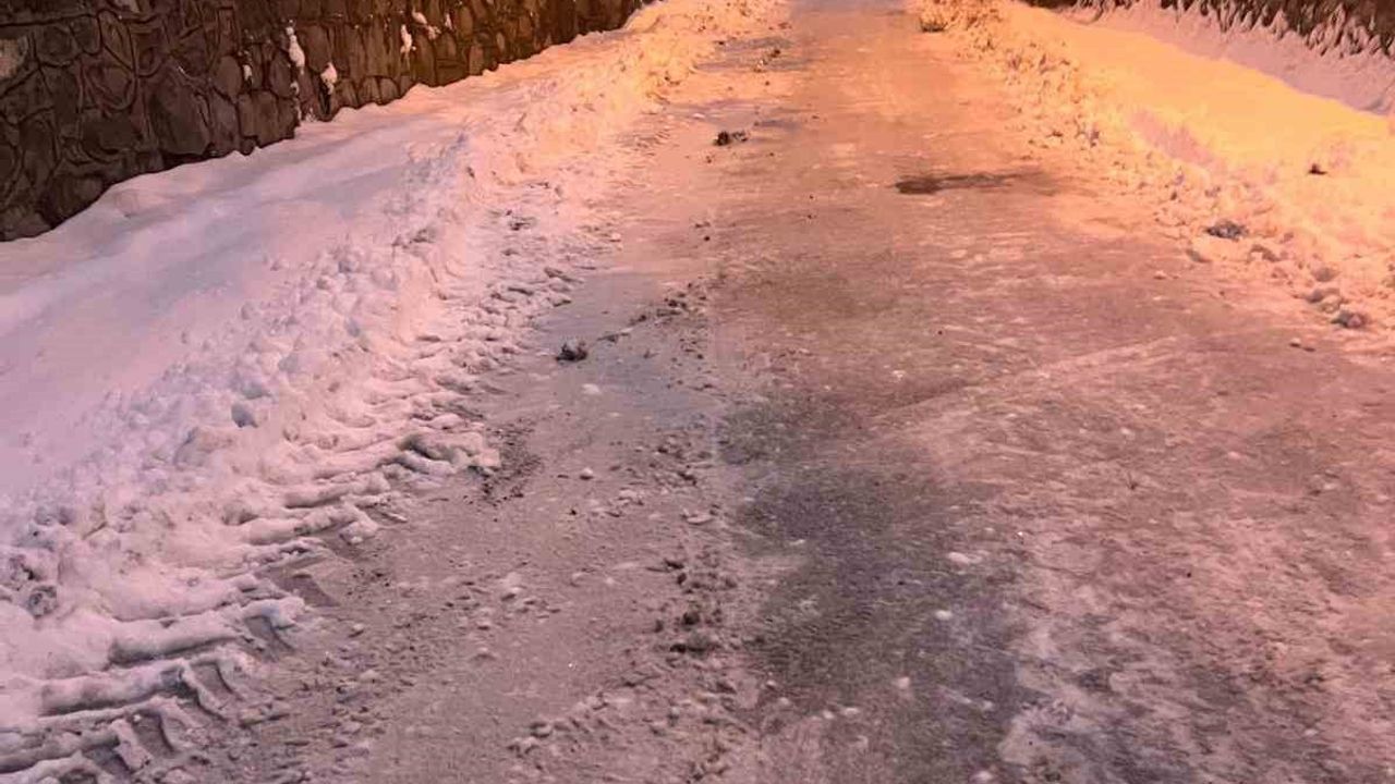 Gölbaşı'nda Kapanan Yolları Vatandaşlar Kendi İmkanlarıyla Açtı