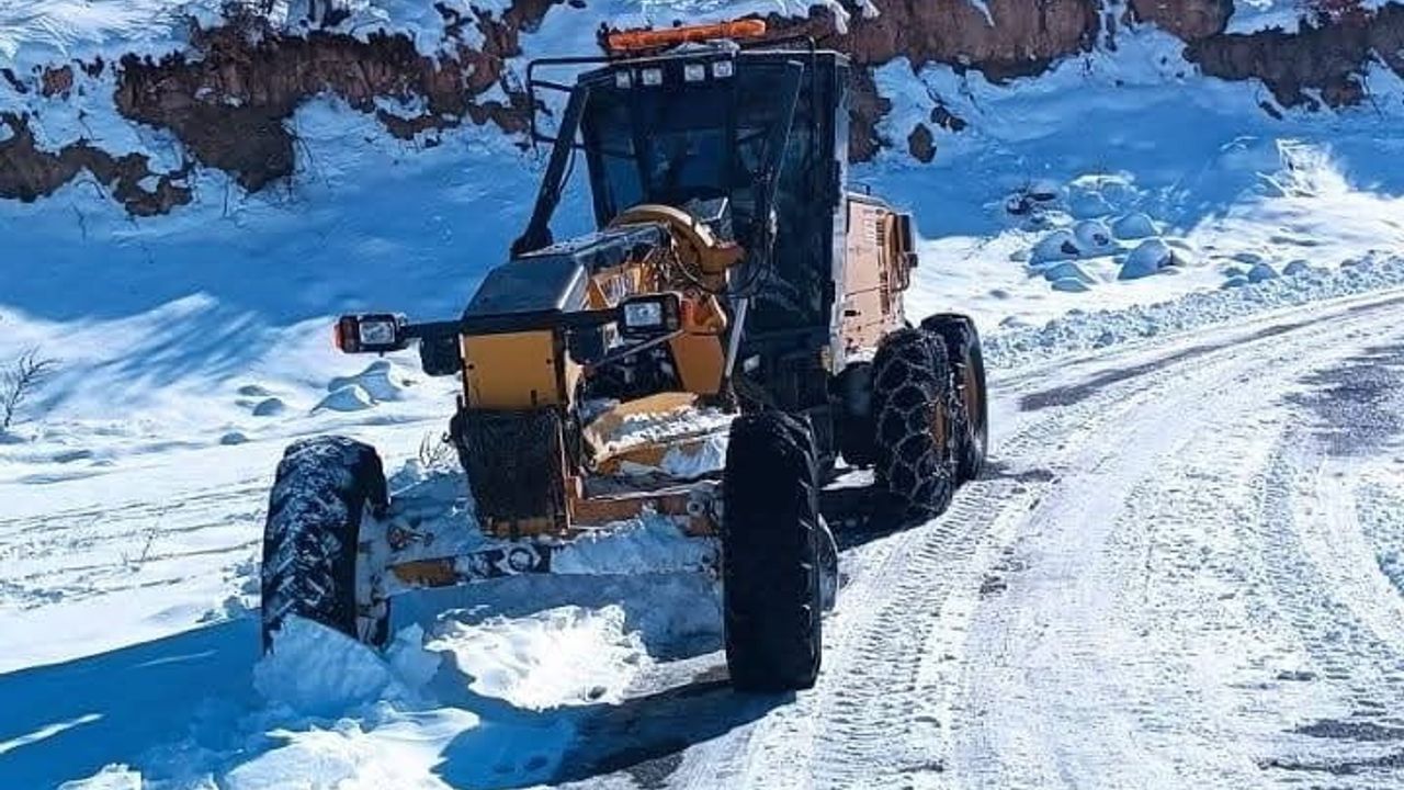 Gölbaşı’nda karla mücadele: köy yolları ulaşıma açılıyor