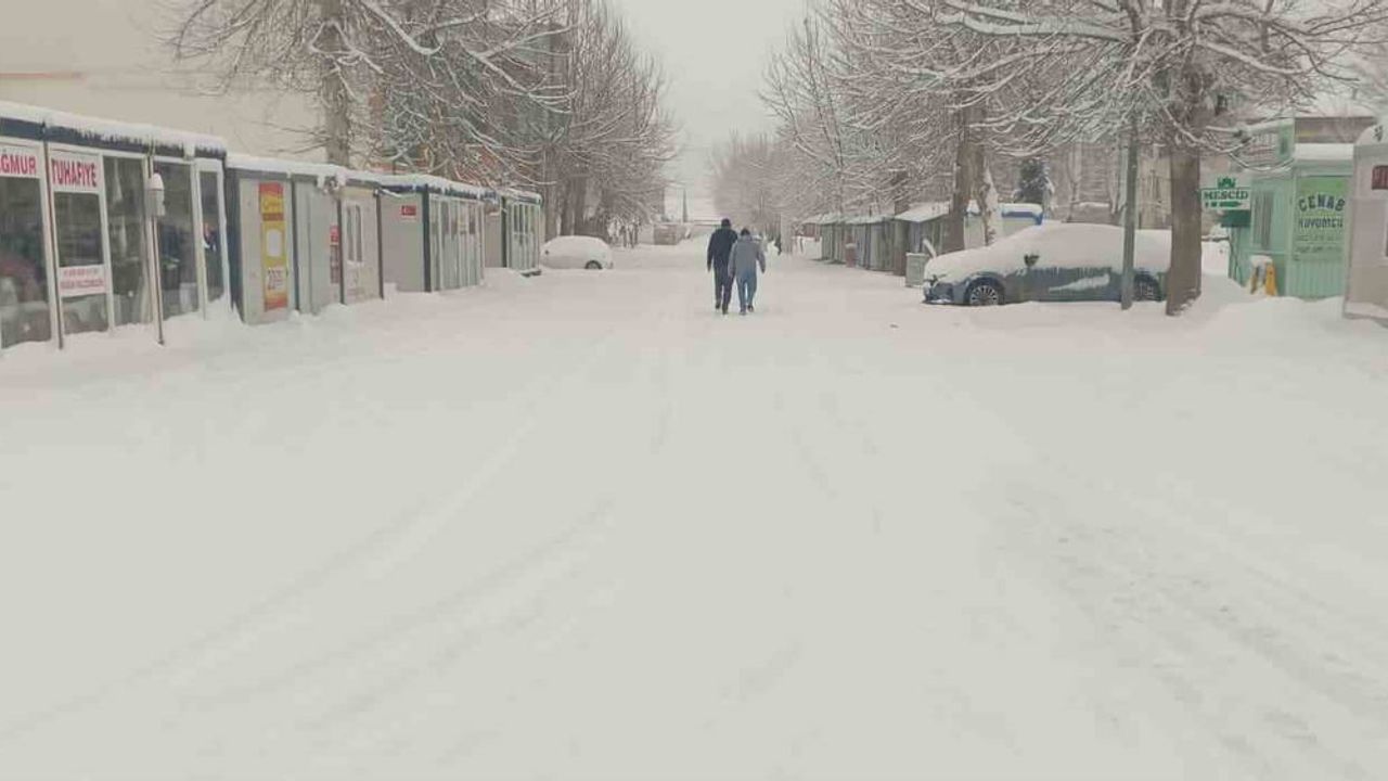 Gölbaşı'nda yoğun kar yaşamı etkiledi