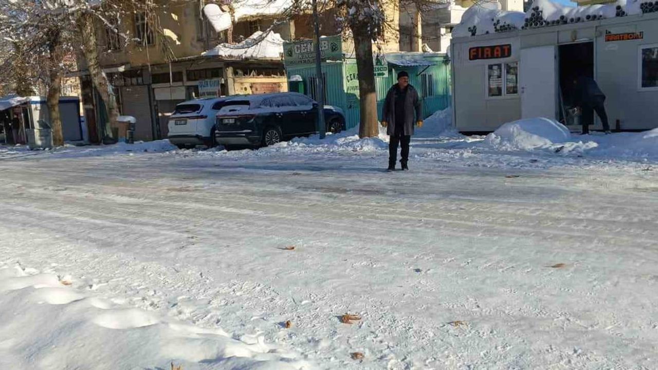 Gölbaşı'nda Yollar Buzlandı: Tuzlama Yetersizliği Güvenliği Tehdit Ediyor