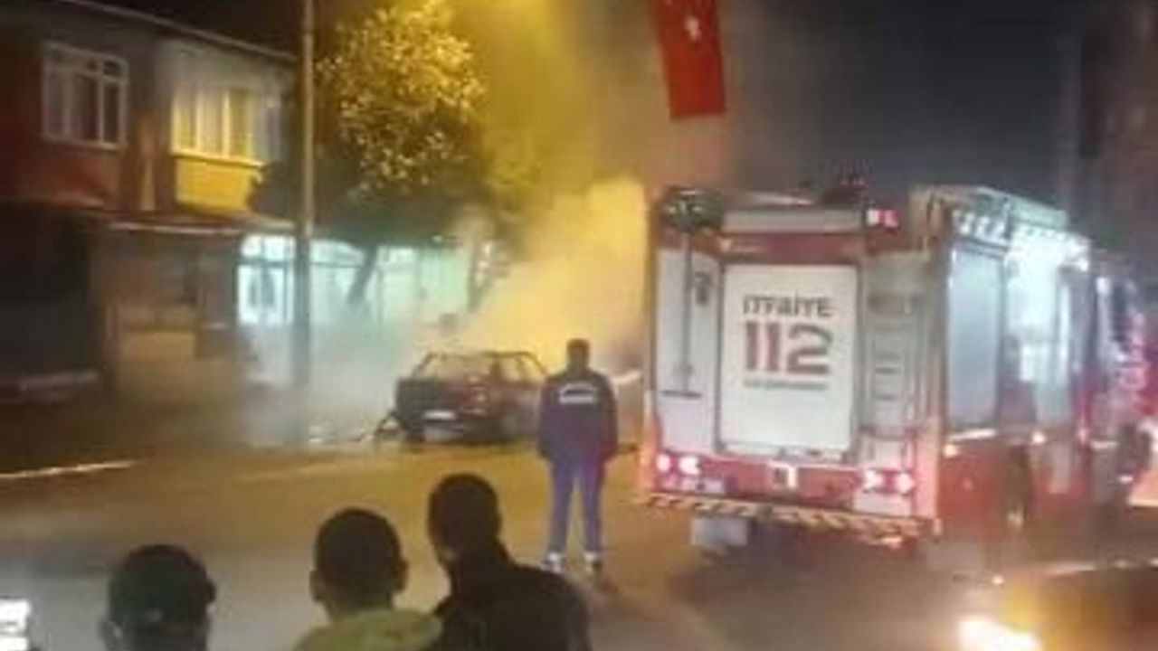 Gölcük’te park halindeki otomobil yandı; sahibi tarafından ateşe verildiği iddia edildi
