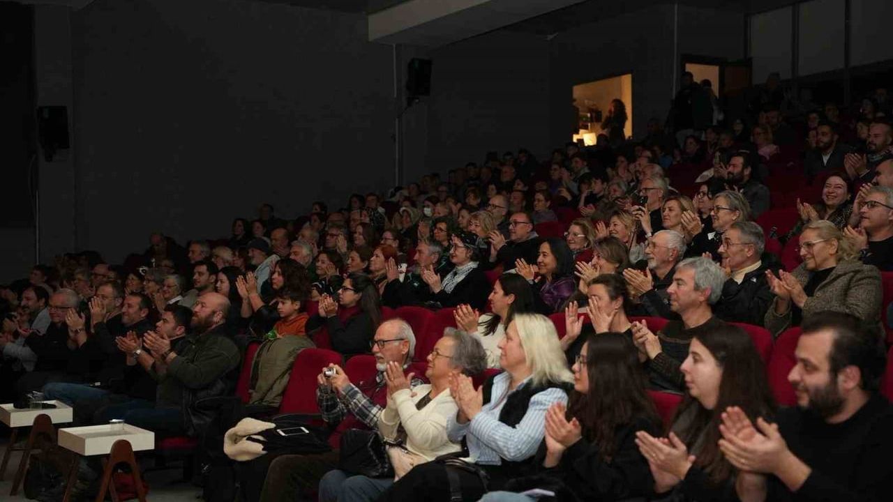 Gömeç Kent Tiyatrosu 'Çok Tuhaf Soruşturma' ile salonu doldurdu