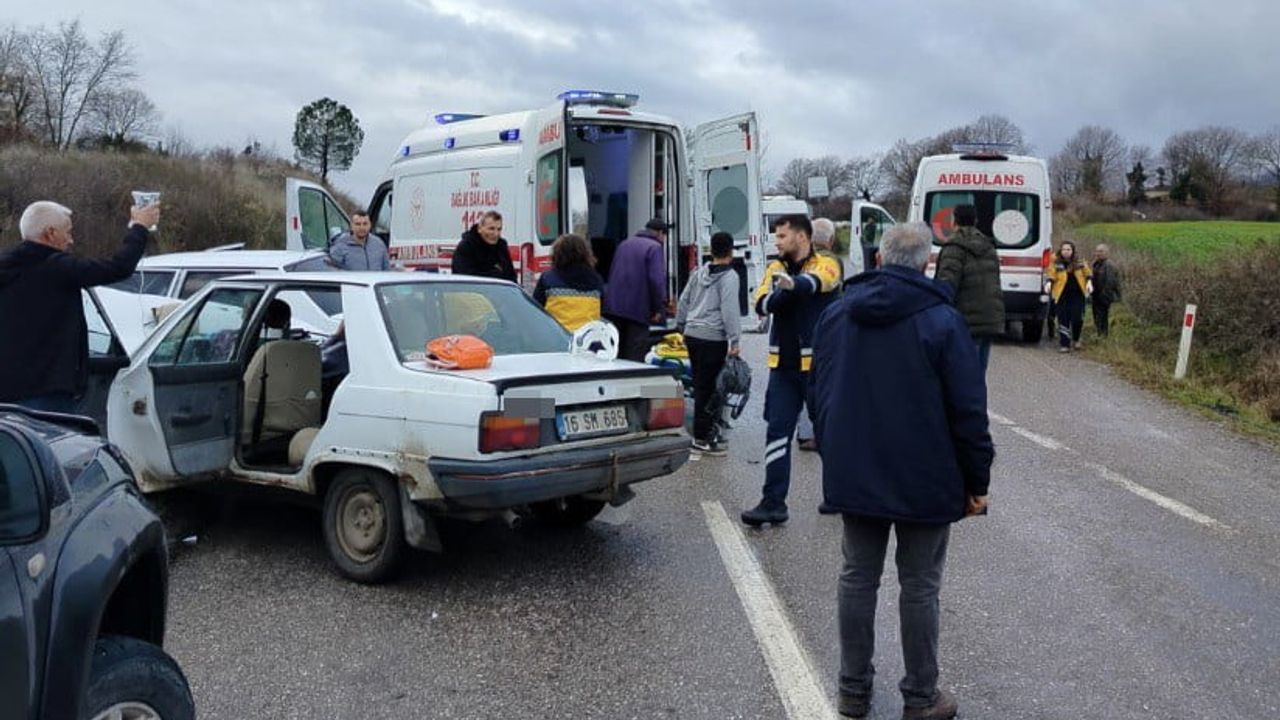 Gönen'de kavşakta çarpışma: 6 kişi yaralandı
