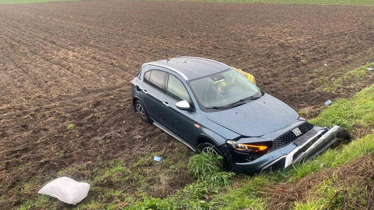 Gönen'de yağışlı yolda kontrolden çıkan otomobil tarlaya uçtu — 2 yaralı