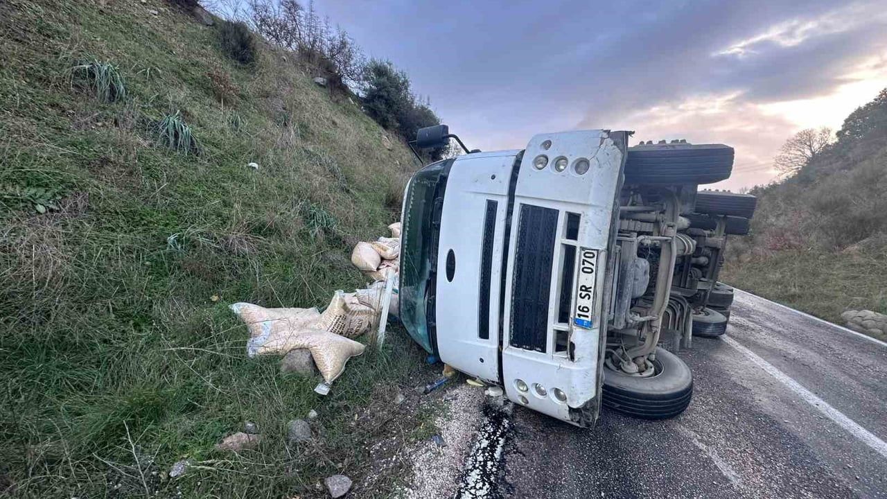 Gönen-Denizkent yolunda yem yüklü kamyon devrildi