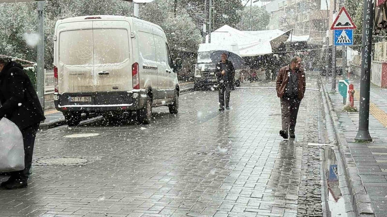 Gördes’te kışın ilk karı etkili oldu