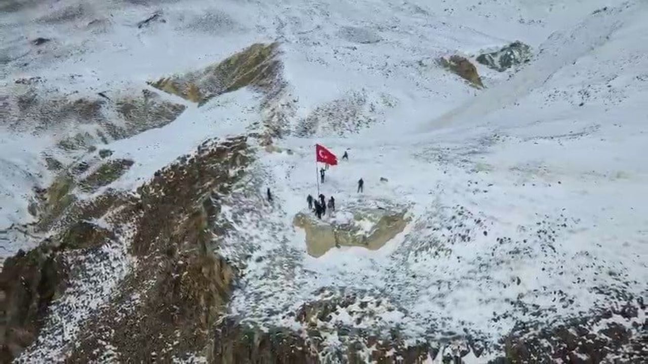 Göreşken Mahallesi'nde Zirveye Türk Bayrağı Çekildi