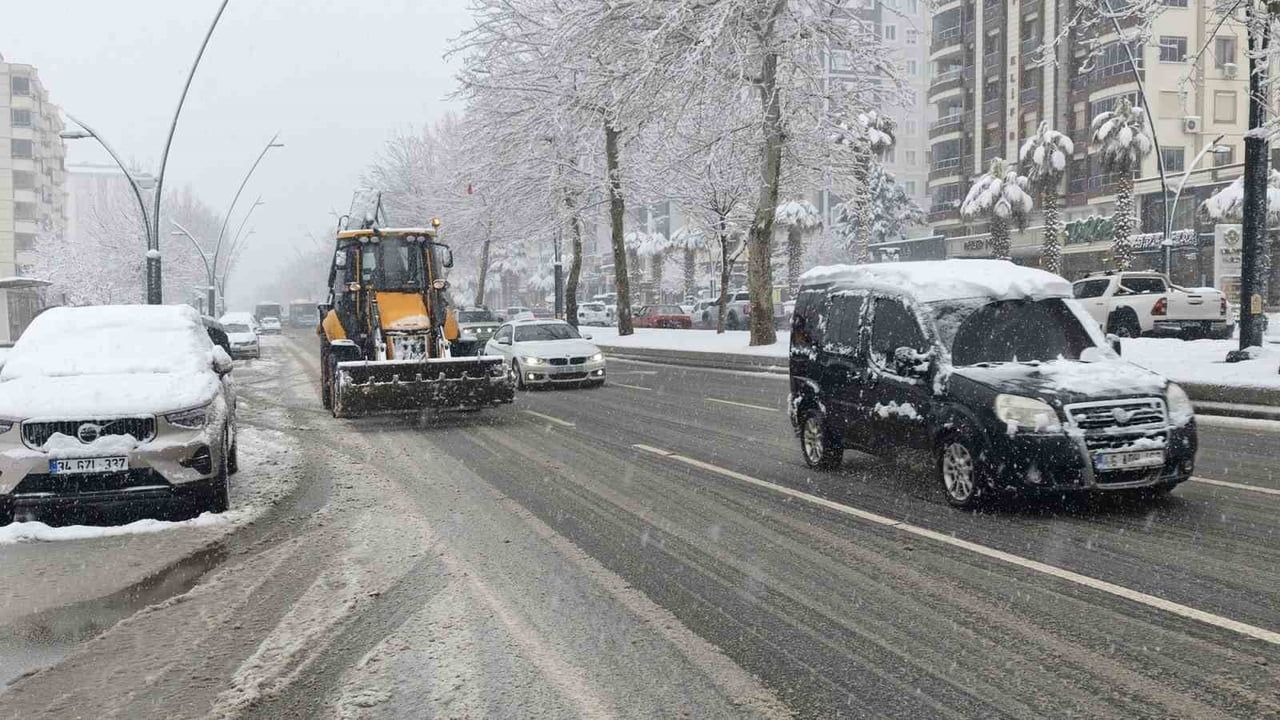 Görgel: Tüm ekiplerimizle sahadayız — Kahramanmaraş'ta karla mücadele