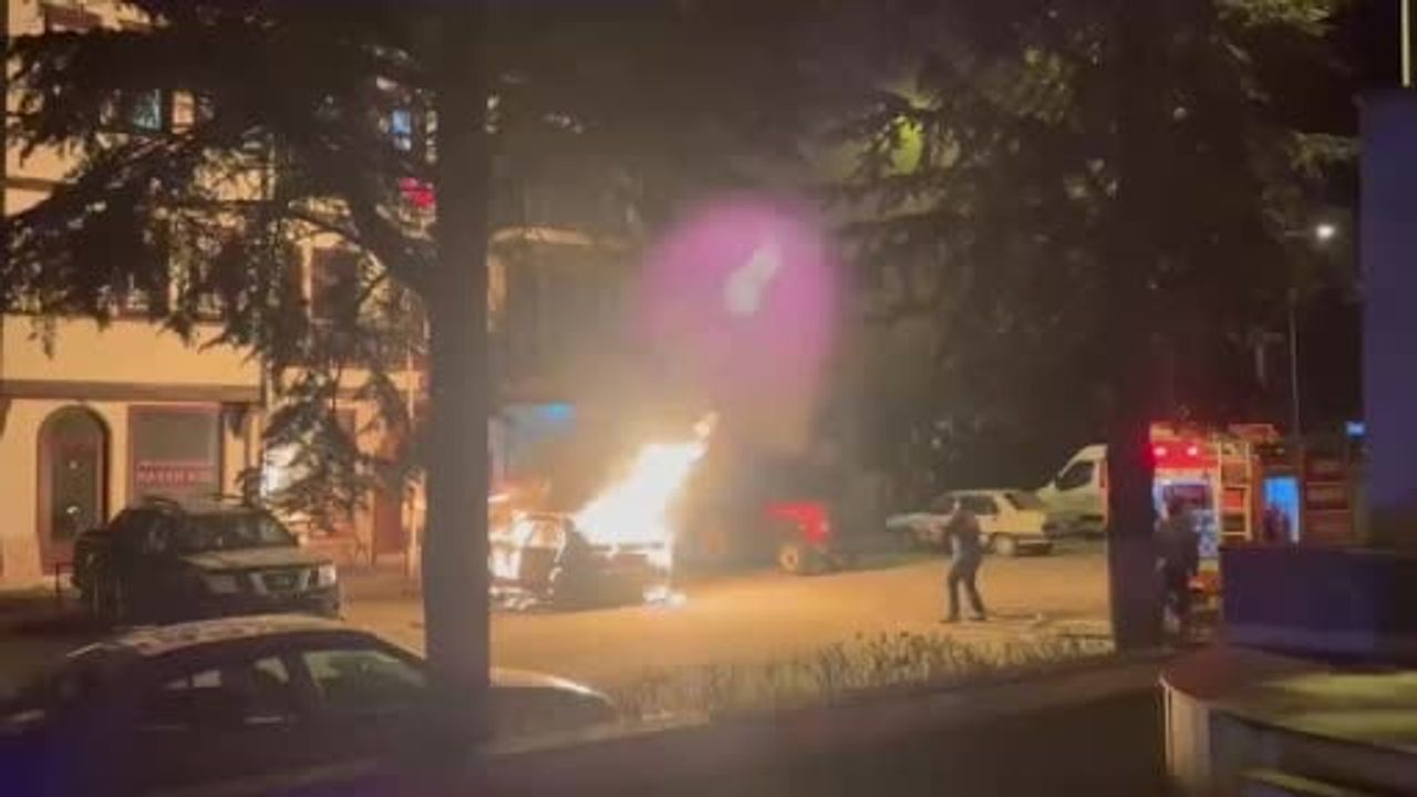 Göynük’te park halindeki otomobil alev aldı, kullanılamaz hale geldi