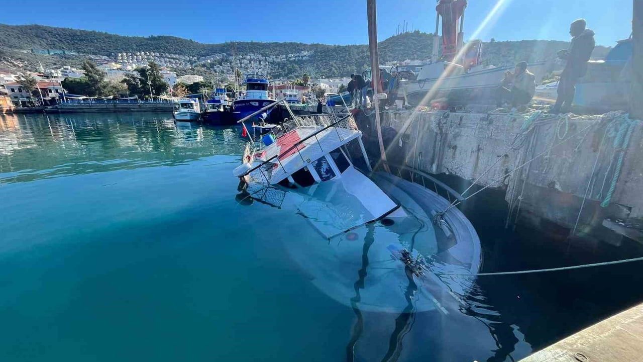 Güllük’te limana bağlı balıkçı teknesi battı