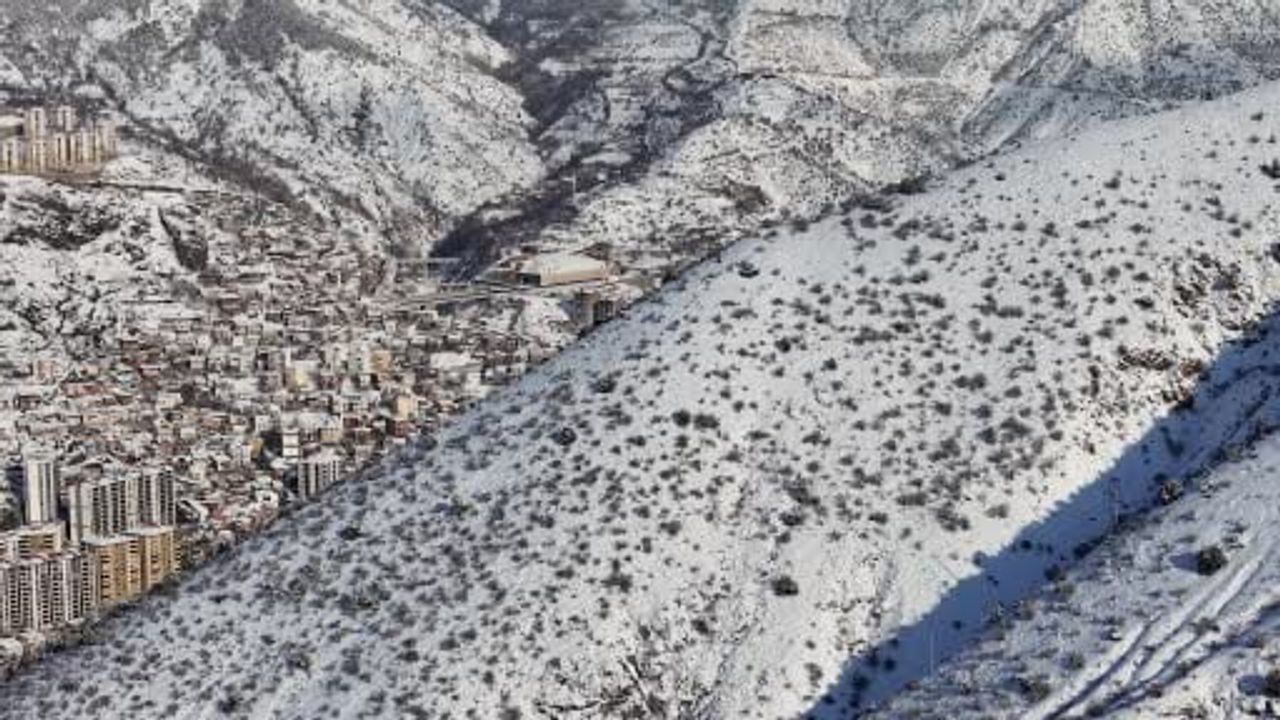 Gümüşhane Beyaza Büründü: Zirveler ve Tarihi Mahalle Kartpostallık