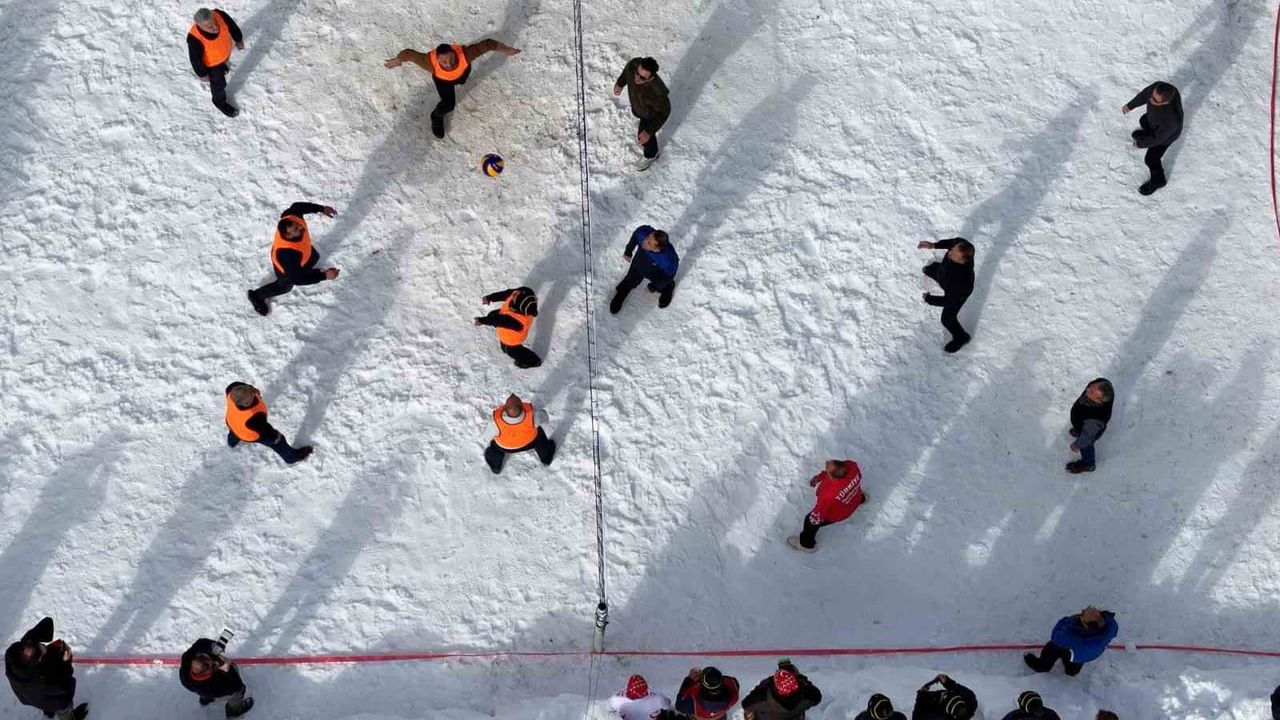 Gümüşhane'de 33. Yenice Kar Voleybolu Şenliği Ahmet Çalık Anısına Düzenlendi
