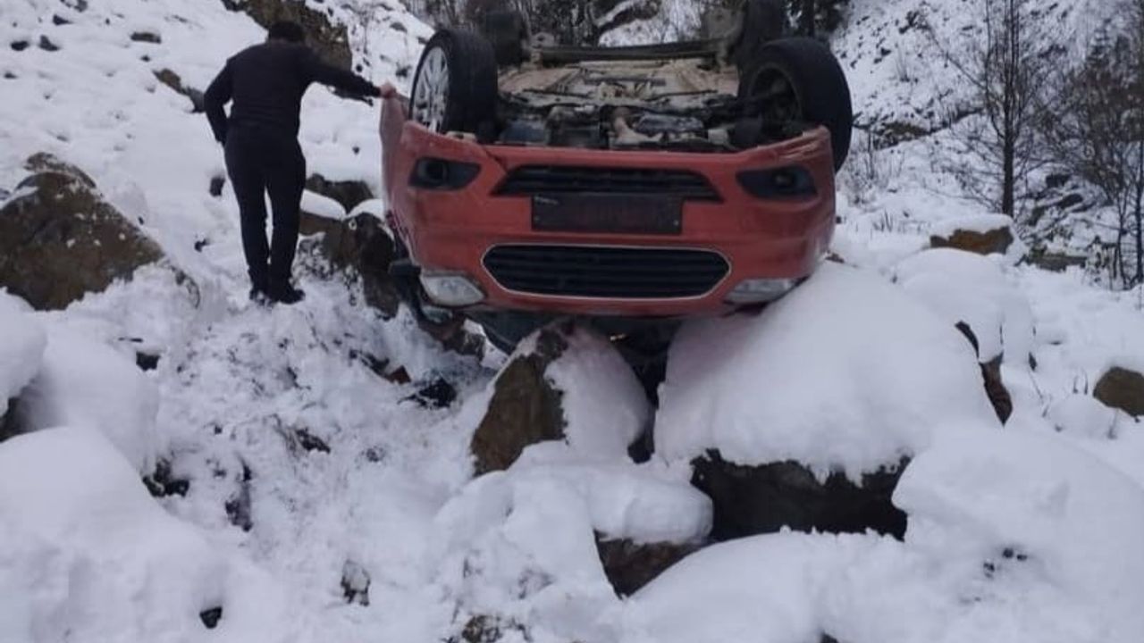 Gümüşhane’de kamyonet dere yatağına yuvarlandı: 5 yaralı