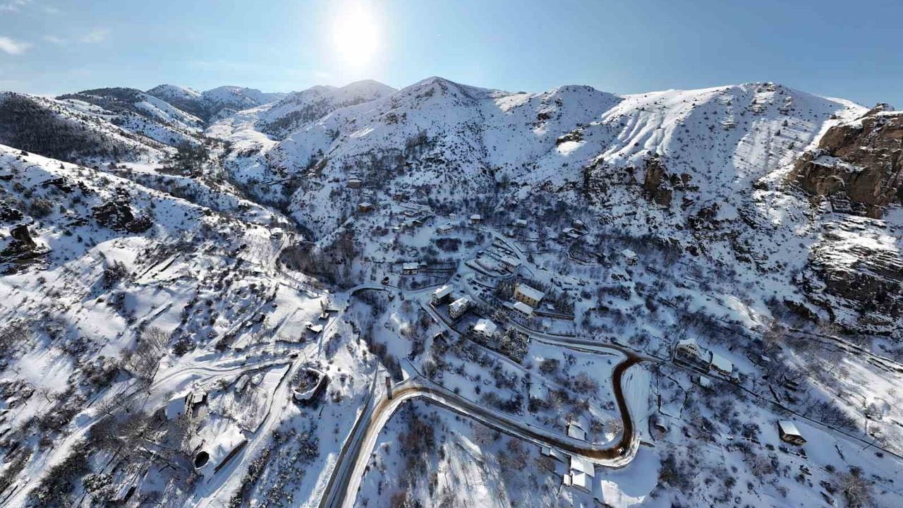 Gümüşhane'de Kar Manzaraları: Kent Beyaza Büründü, Zirvelerde 50 cm