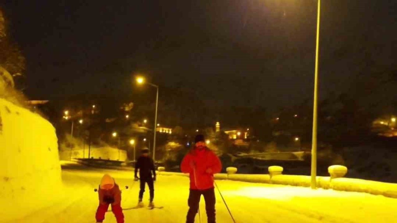 Gümüşhane'de kayakçılar Süleymaniye Mahallesi'nden kent merkezine indi