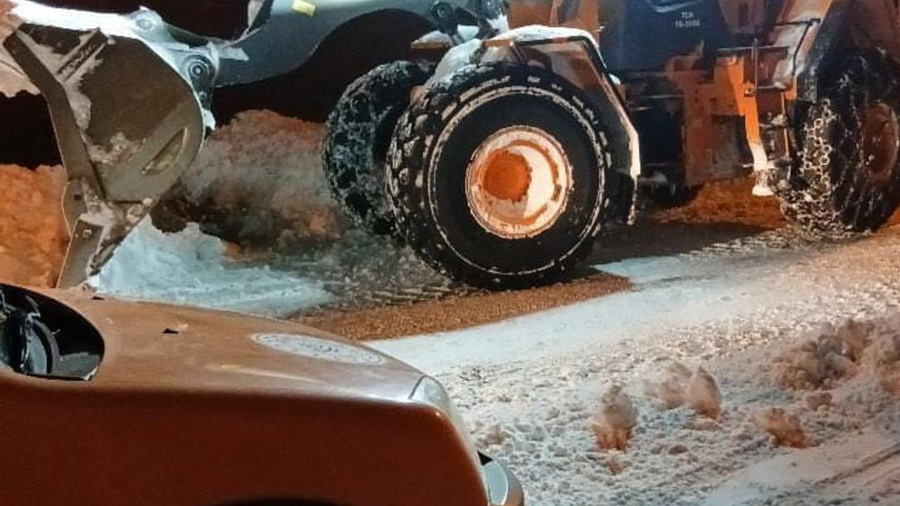 Gümüşhane'de Yağmurdere yoluna çığ düştü