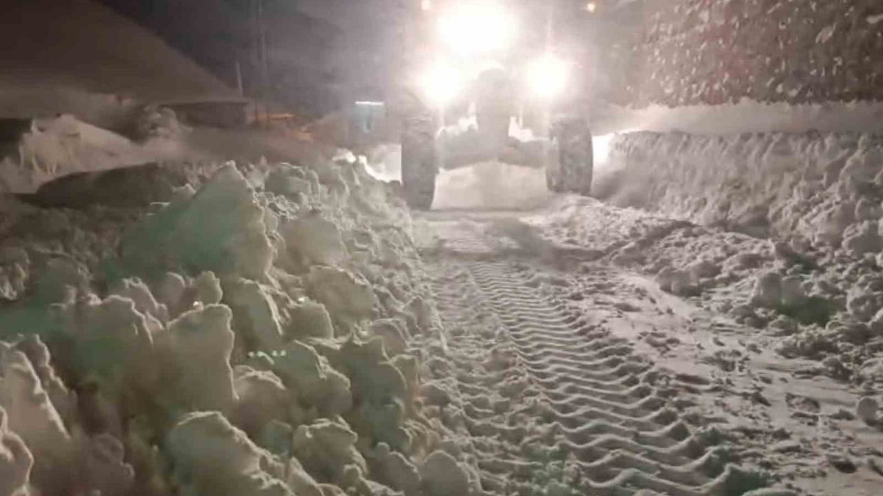 Gümüşhane’de Yüksek Kesimlerde Karla Mücadele: 33 Köy Yolunda Çalışma Sürüyor