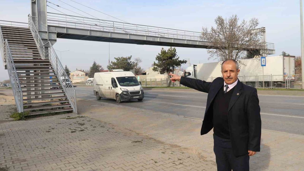 Gündoğdu Mahallesi'nde üst geçit sorunu: Yaşlılar ve engelliler karşıya geçemiyor