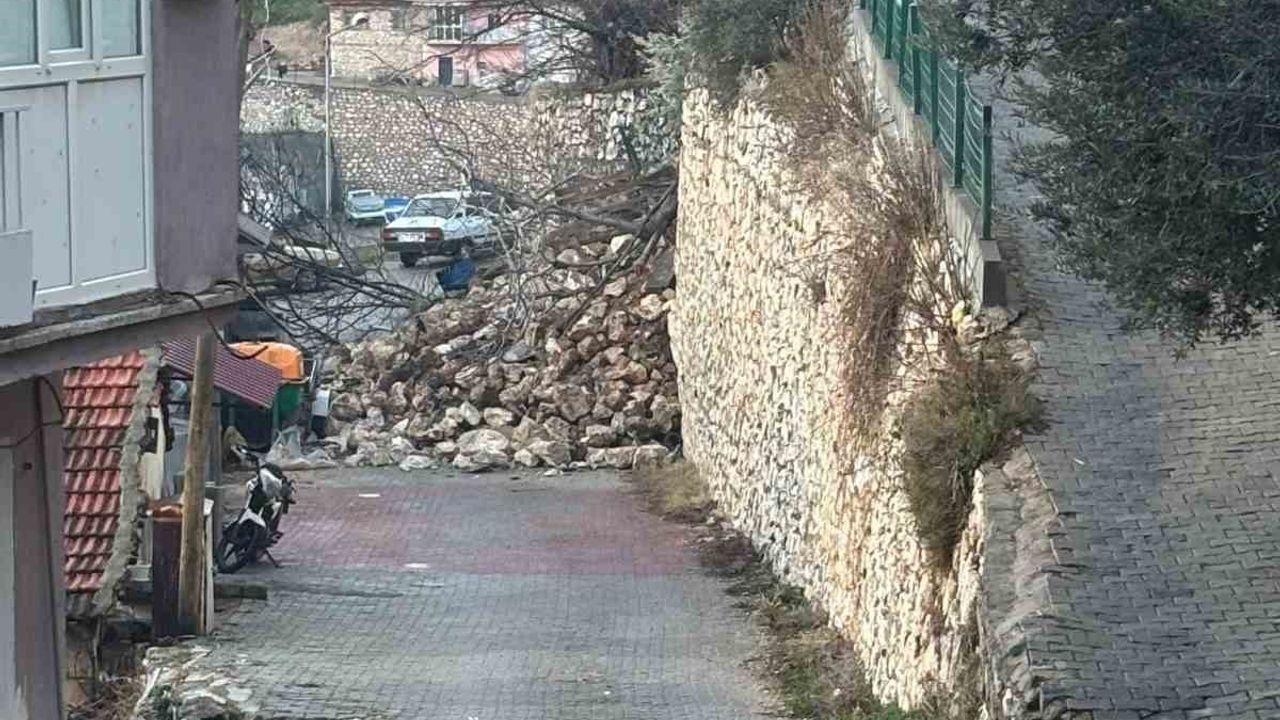 Güney'de çöken 5 metrelik istinat duvarı iki aracı gömdü