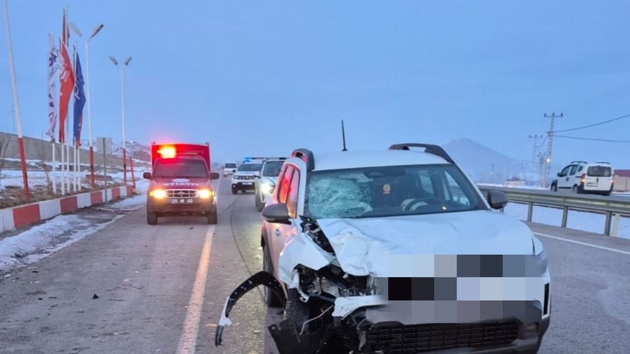 Gürpınar'da otomobil ile motosiklet çarpıştı: 1 kişi ağır yaralandı