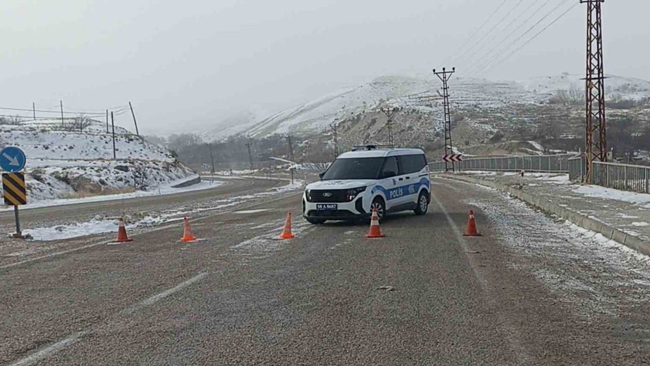 Gürün'de yoğun kar: Kayseri-Malatya yolu araç trafiğine kapatıldı