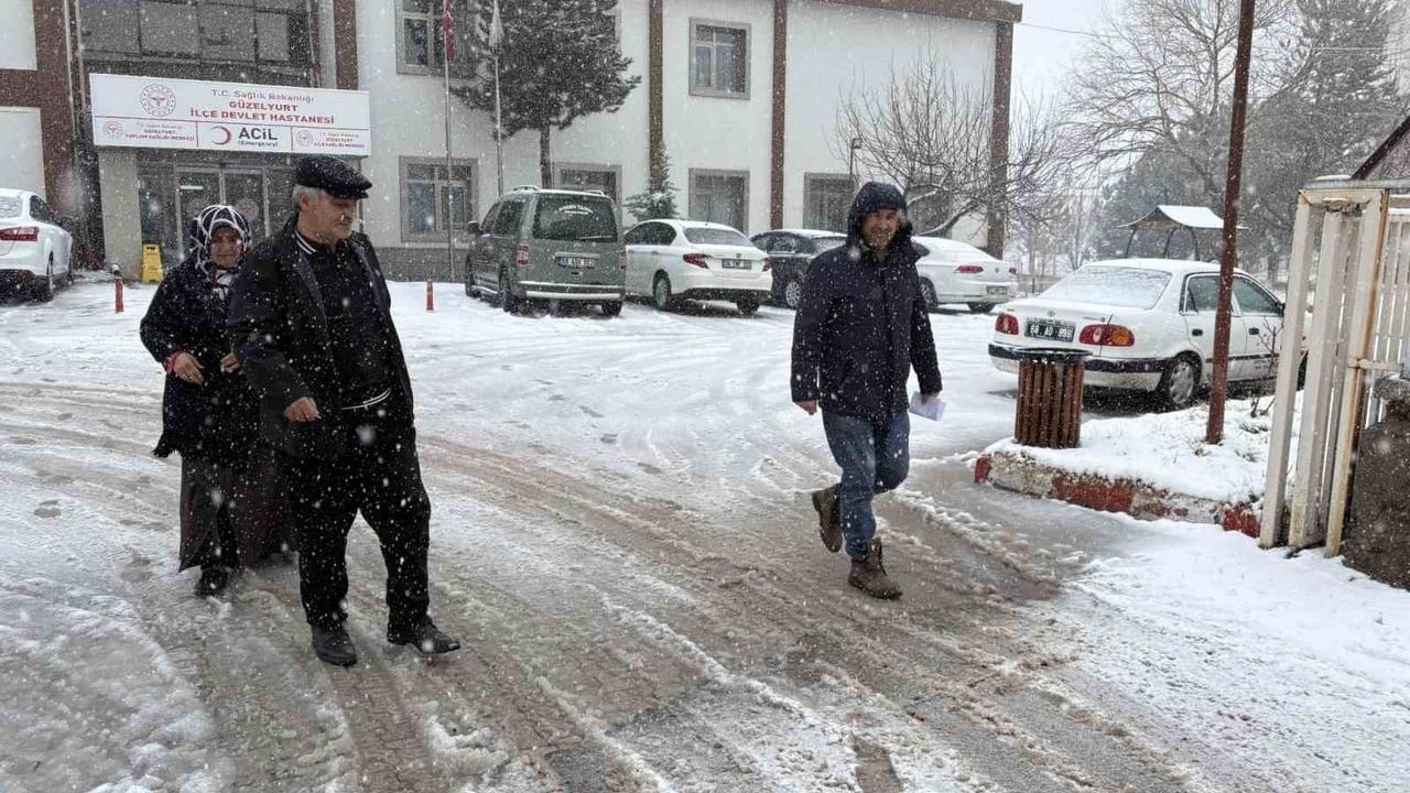 Güzelyurt'ta kar örtüsü güçlendi, ilçe beyaz örtüye büründü