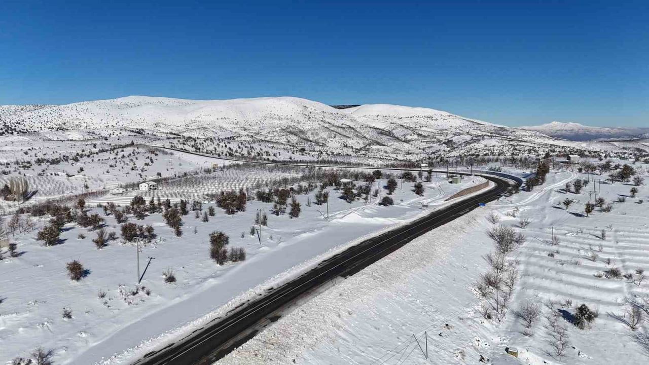 Hadim'de yaklaşık 1500 metre yükseklikte kar, kiraz bahçelerini beyaza bürüdü