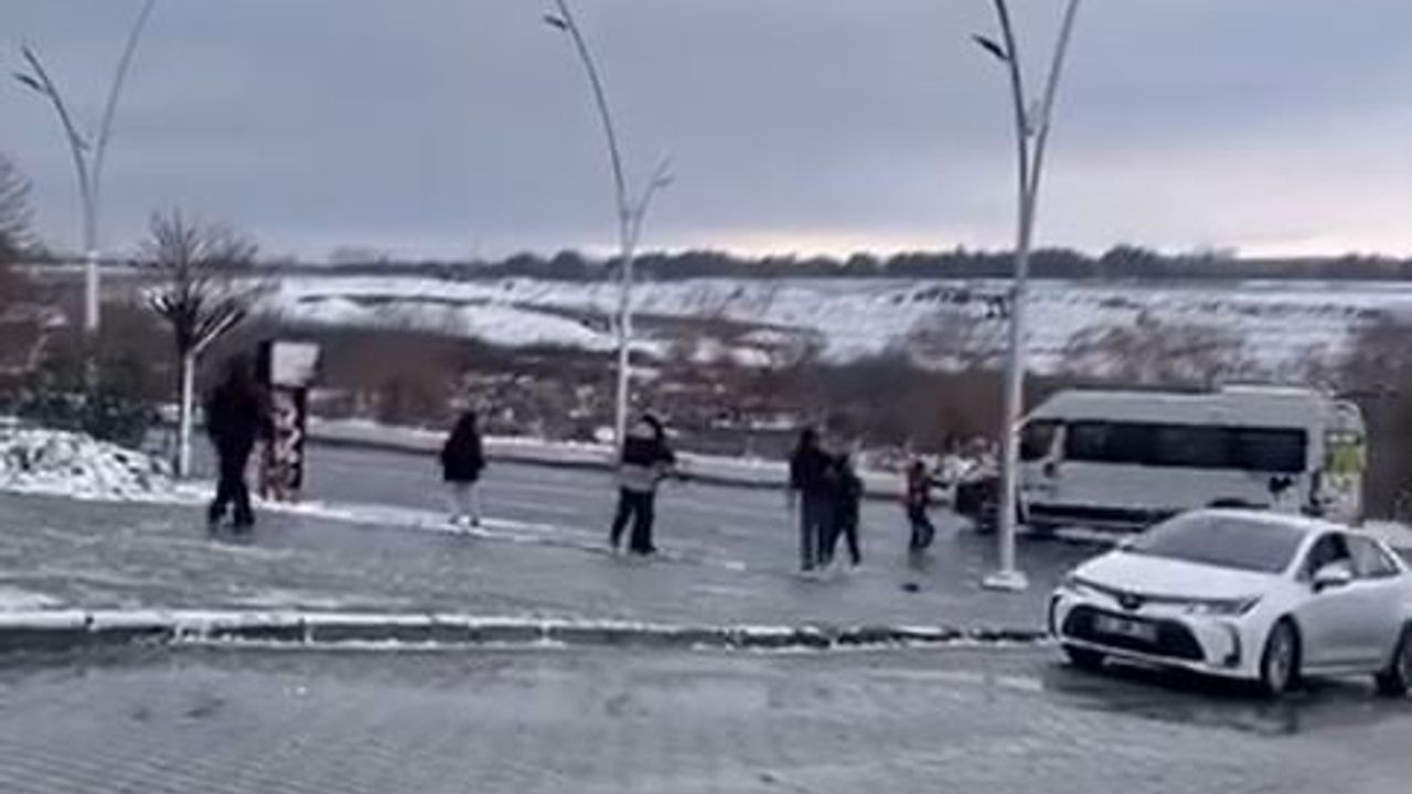 Hadımköy'de Kartopu Oyunu Trafikte Gerginlik Yarattı