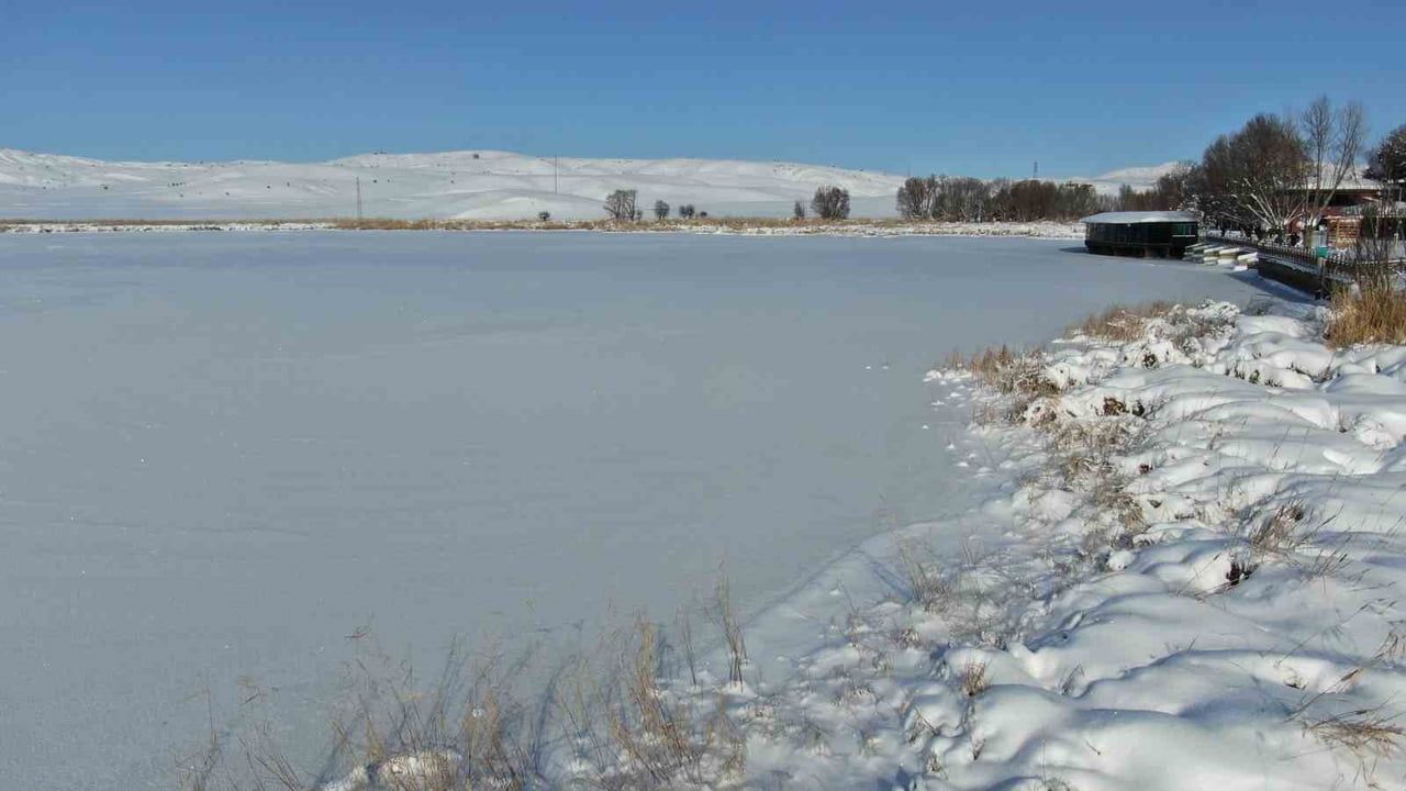 Hafik Gölü tamamen dondu — Sivas'ta termometreler eksi 21'i gösterdi