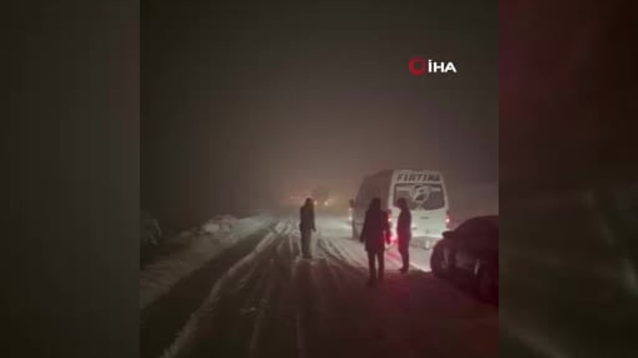 Hakkari Çanaklı Tünelinde çığ düştü, çok sayıda araç mahsur kaldı