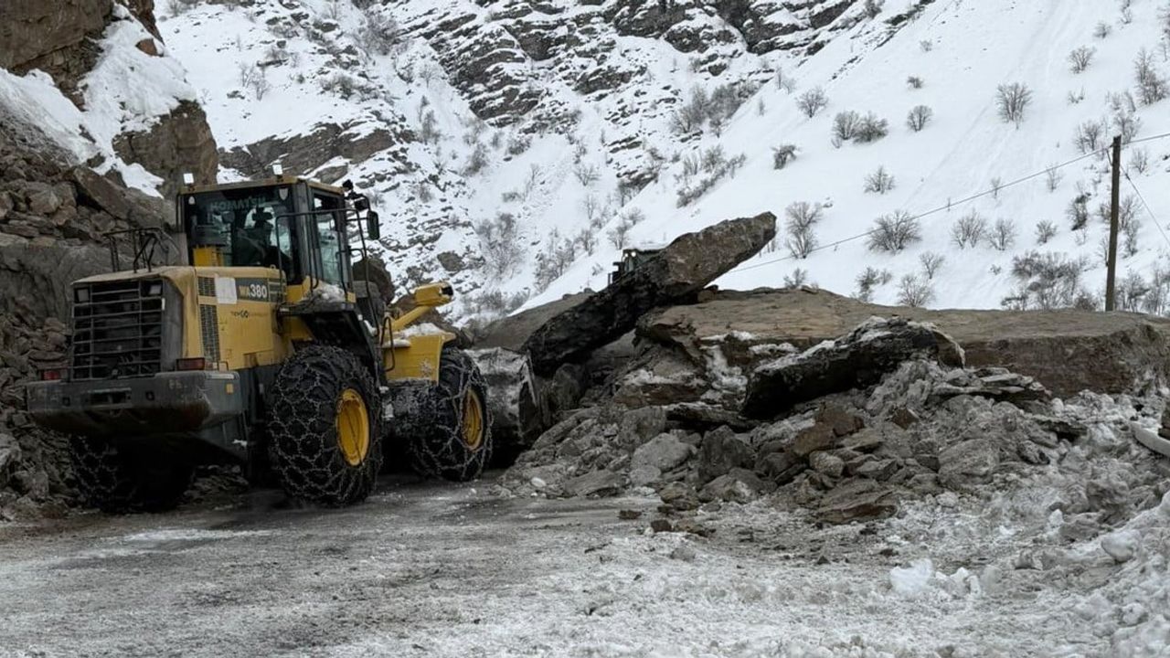 Hakkari-Çukurca kara yolu kaya temizliğiyle yeniden ulaşıma açıldı