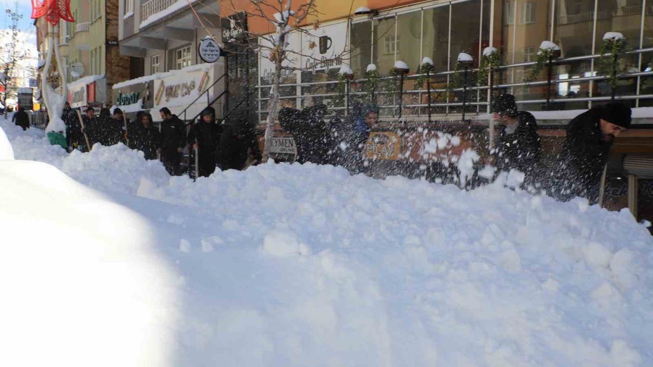 Hakkari'de 274 güvenlik korucusu karla mücadeleye destek verdi