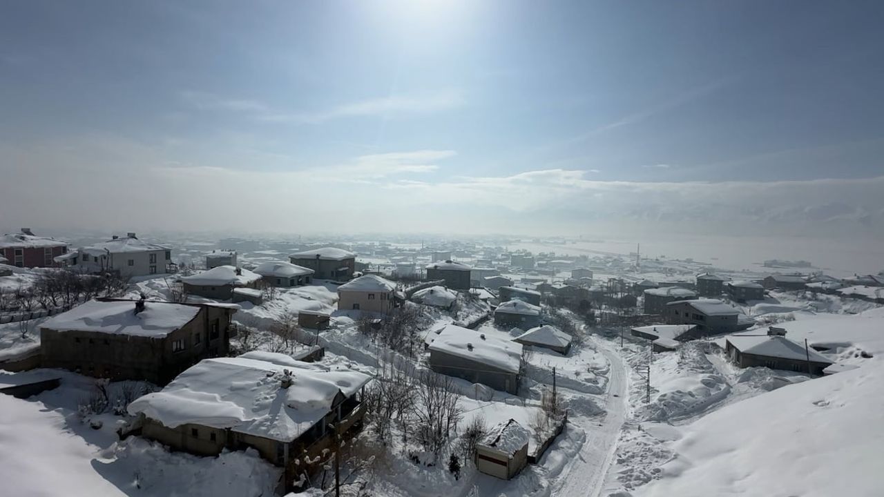 Hakkari'de 68 yerleşimin yolu kar nedeniyle kapandı