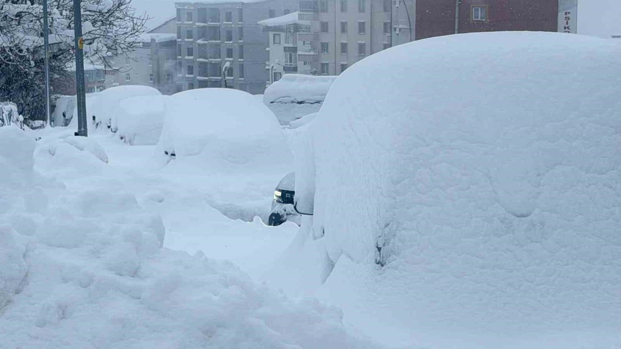 Hakkari’de Biriken Tonlarca Kar Şehir Dışına Taşınıyor