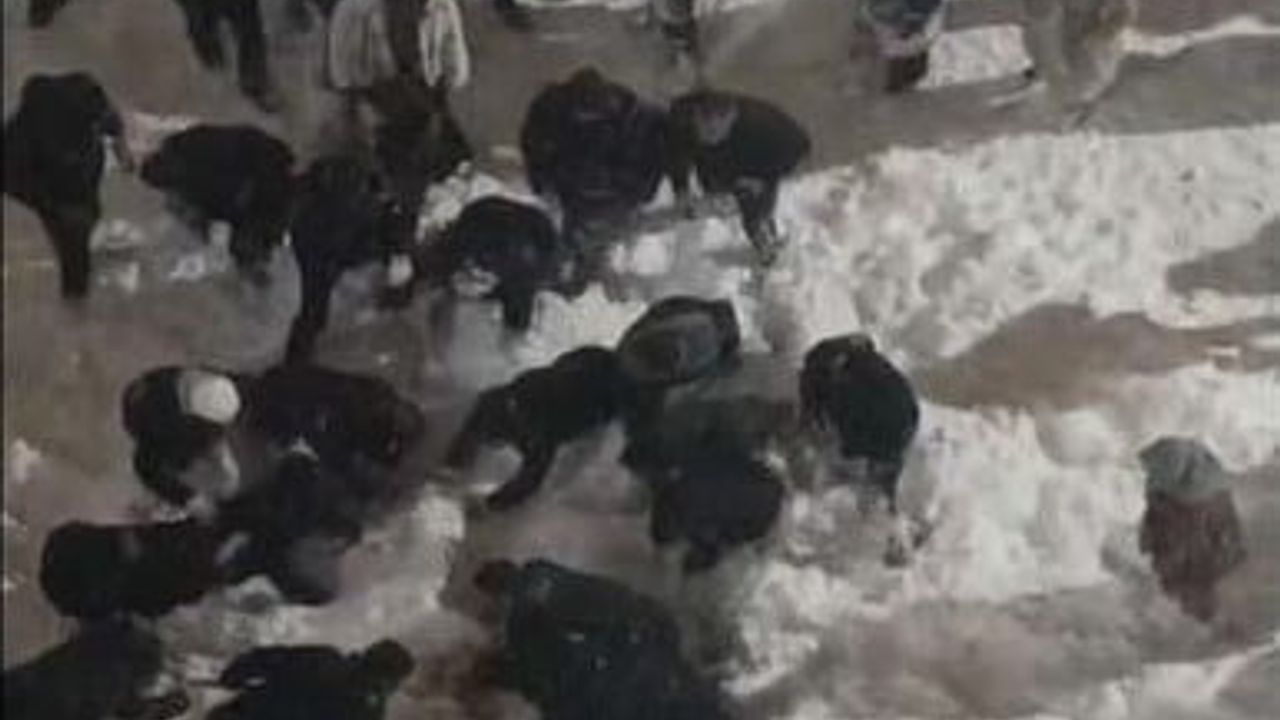 Hakkâri'de çatıda biriken kar kütlesi yurt öğrencisini yaraladı