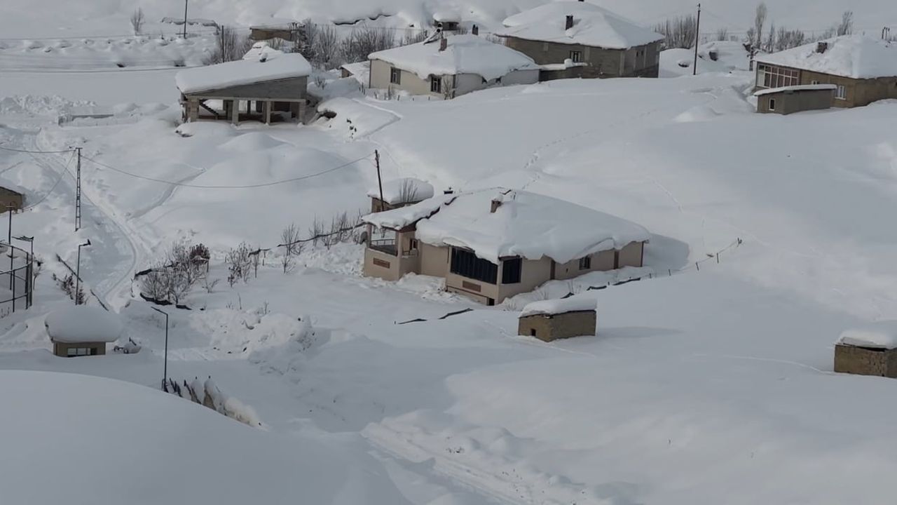 Hakkari'de kar etkisi: 229 yerleşimin yolu kapandı