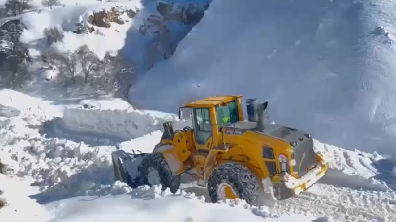 Hakkari'de kar kesintisi: 42 yerleşim yeri ulaşıma kapandı