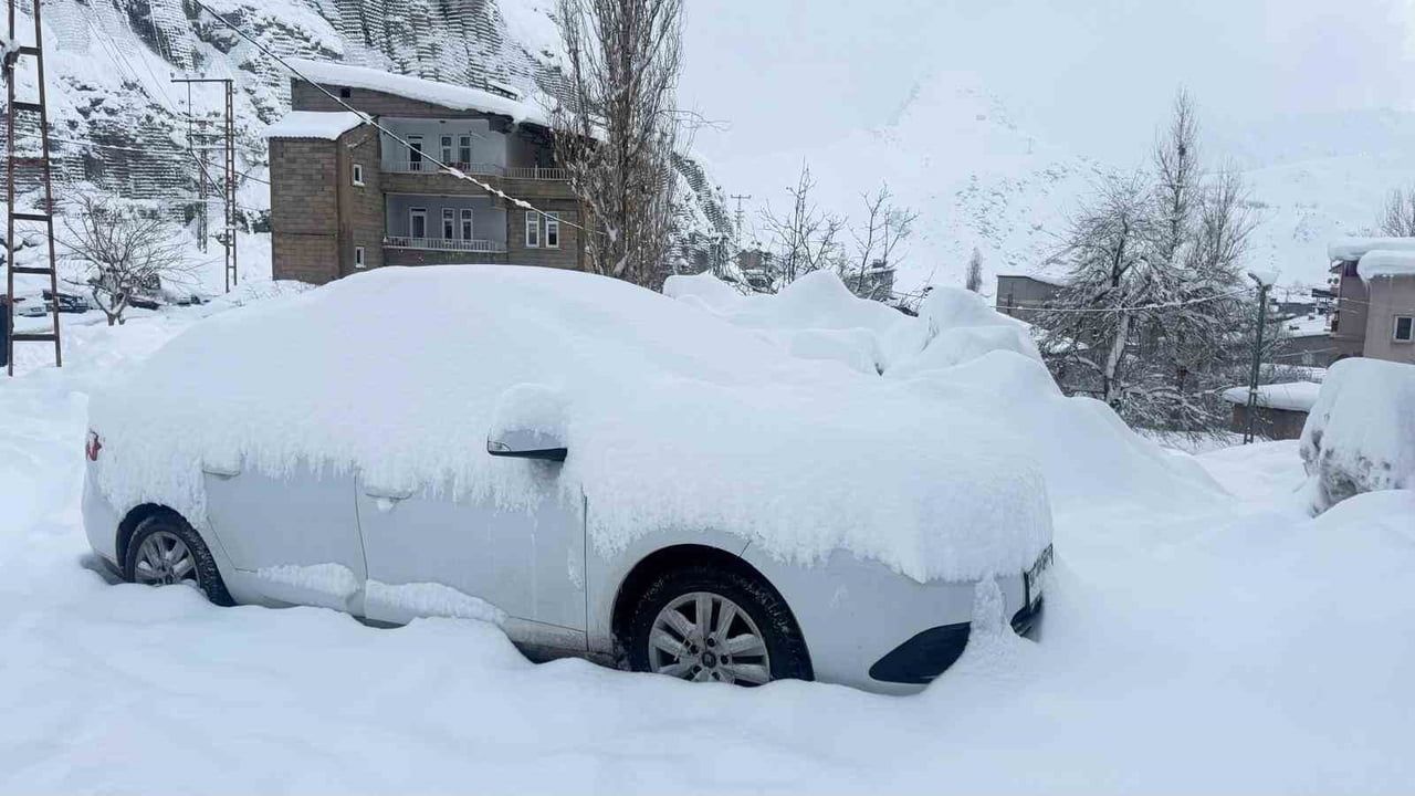 Hakkari'de karla mücadele sonrası 220 yol yeniden ulaşıma açıldı