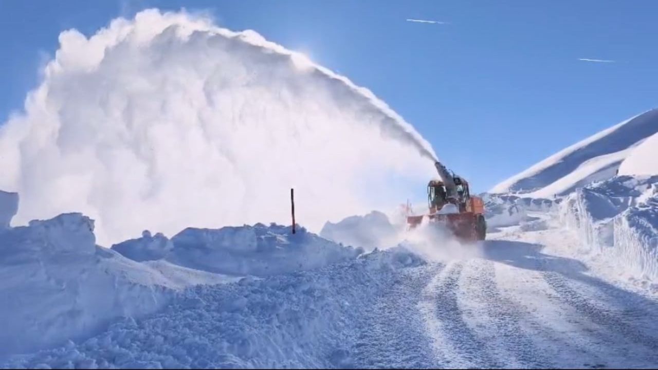 Hakkari’de karla mücadelede 294 yol ulaşıma açıldı