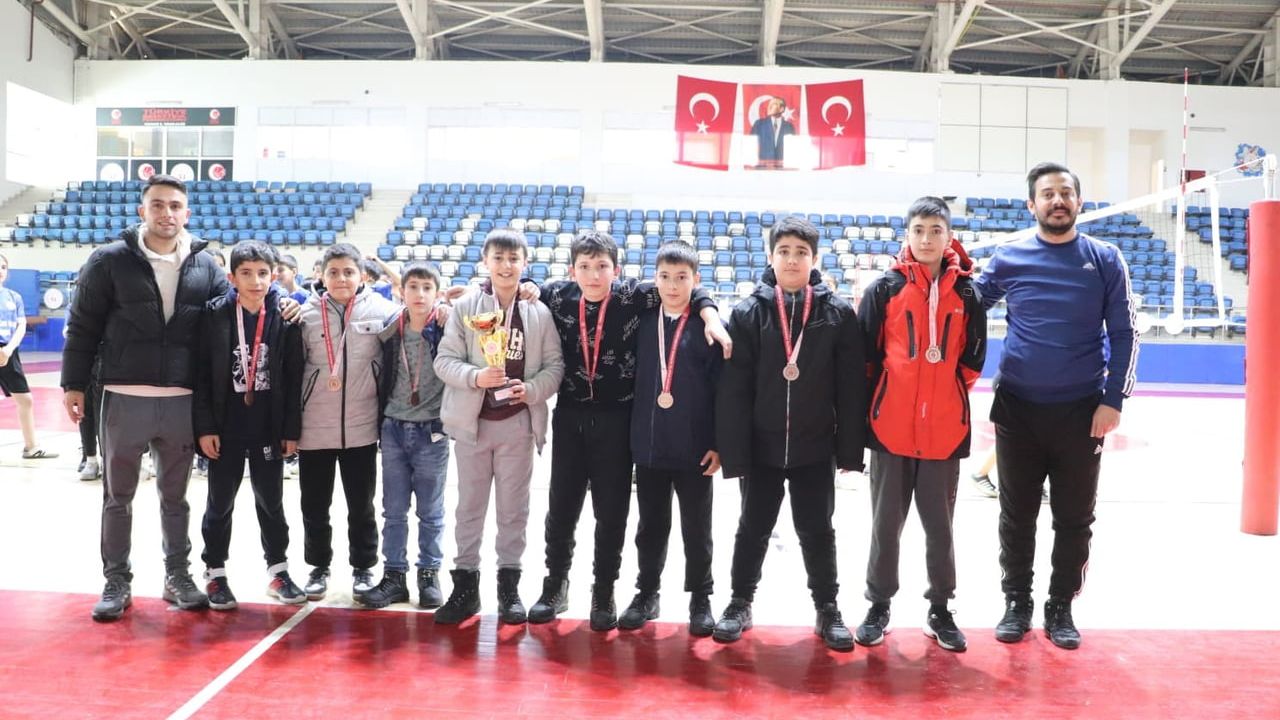 Hakkari'de Küçükler Voleybol İl Birinciliği Sona Erdi