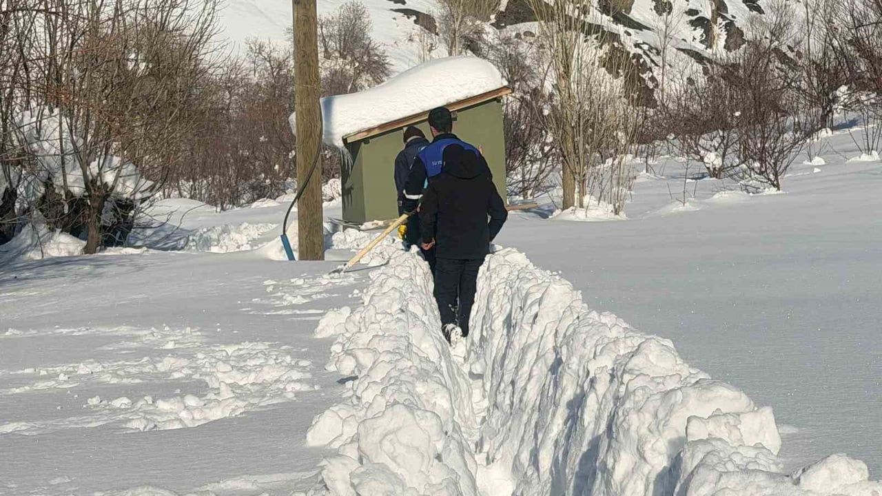 Hakkari'de Su Arıza Ekibi 1,5 Metre Karı Aşarak Arızayı Giderdi