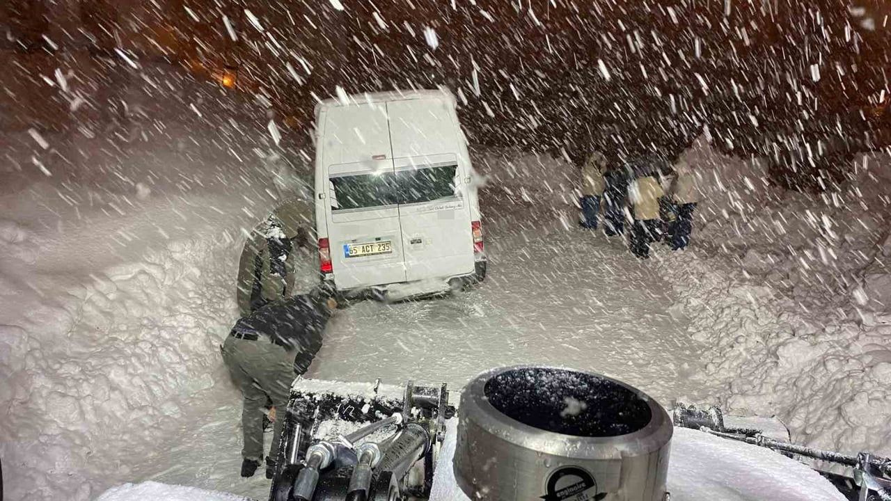 Hakkari'de Tipi Nedeniyle Yolda Kalan Minibüs Belediye Ekipleri Tarafından Kurtarıldı
