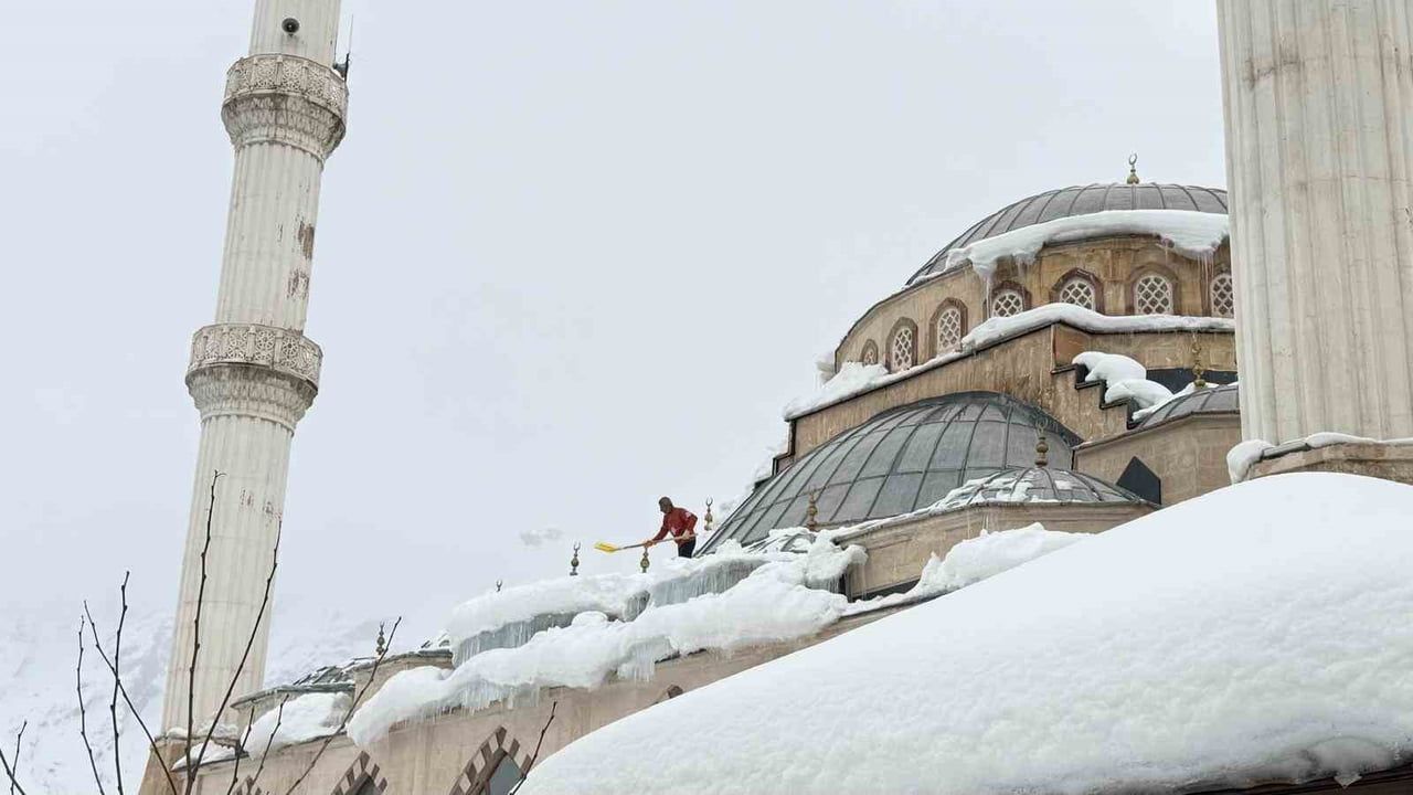 Hakkari'de Ulu Cami çatısındaki kar güvenli şekilde temizlendi