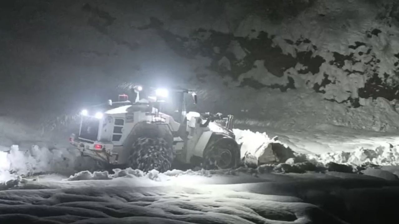 Hakkari'de yoğun kar hayatı olumsuz etkiledi: 357 yerleşim yolu kapandı