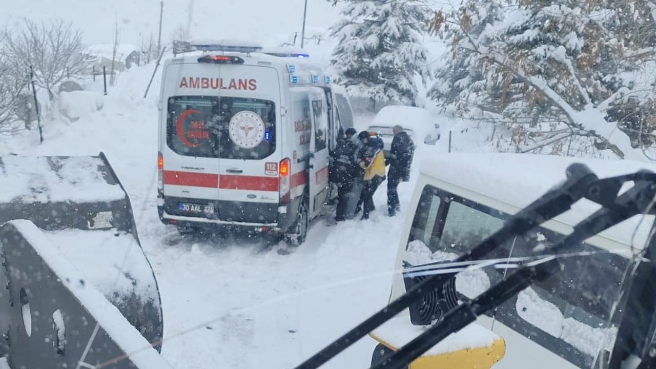 Hakkari'de Yolda Kalan Ambulans Belediye Ekiplerince Kurtarıldı