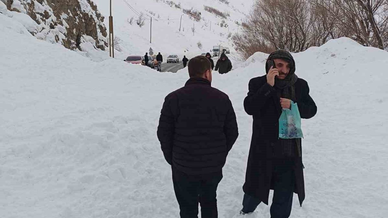 Hakkari-Van kara yolunda çığ: Onlarca araç mahsur kaldı