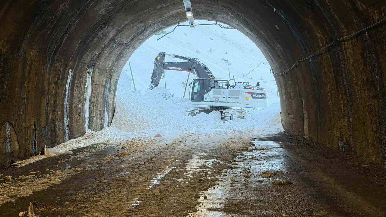 Hakkari-Van karayolu çığ temizliğiyle yeniden ulaşıma açıldı