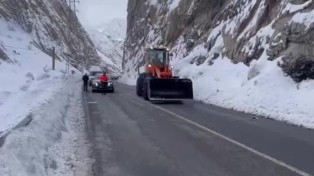 Hakkari-Yüksekova kara yoluna çığ düştü — yol ulaşıma kapandı