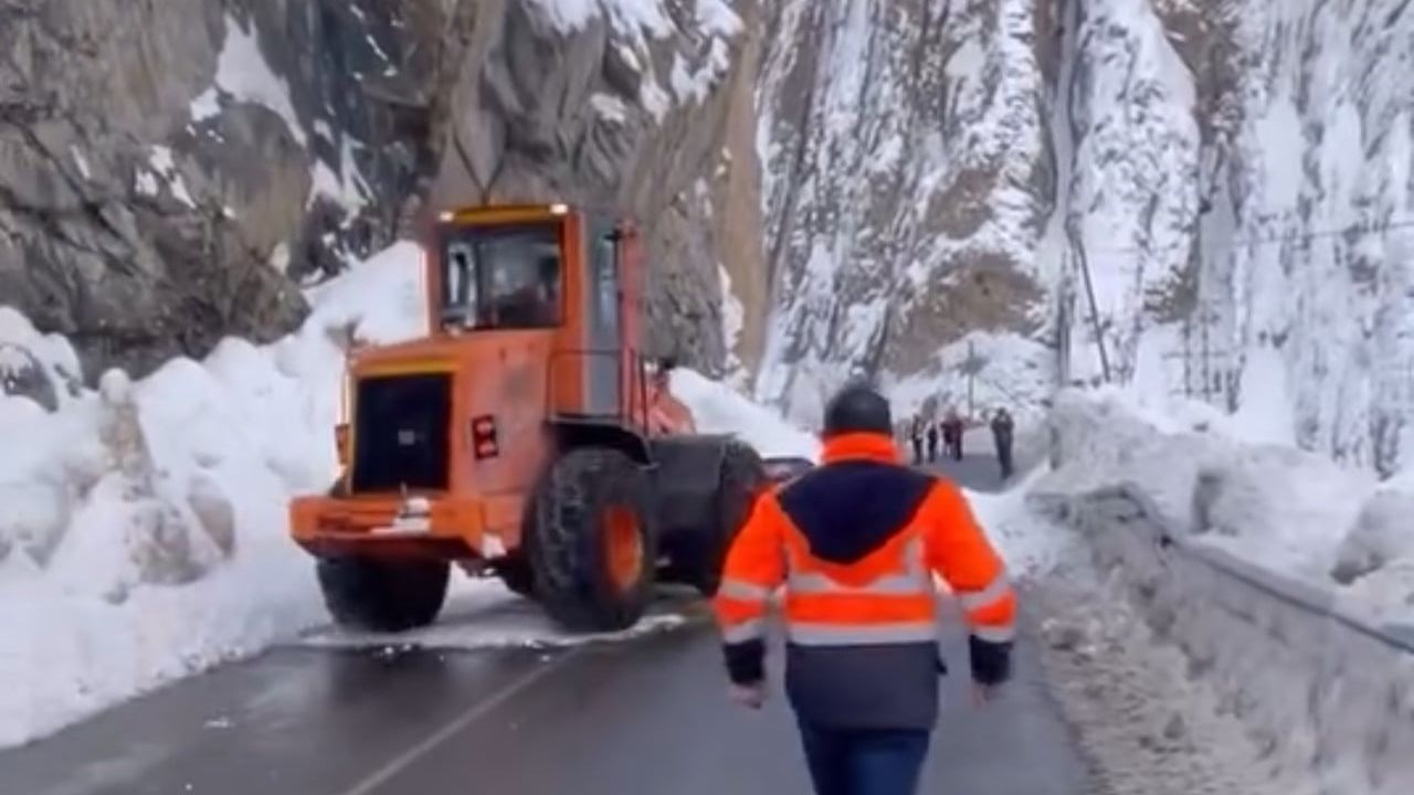 Hakkari-Yüksekova kara yolunda çığ: yol çift yönlü kapandı