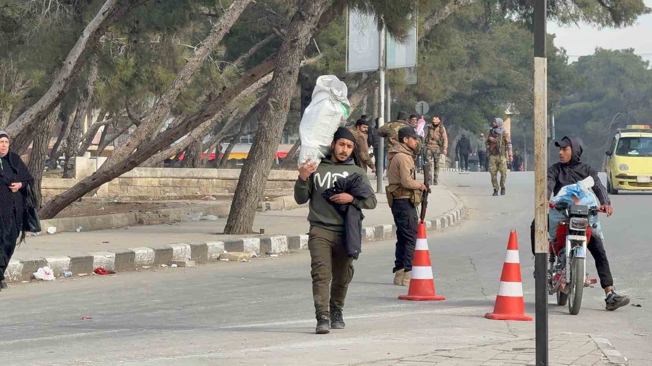 Halep'te siviller bombaların gölgesinde güvenli bölgelere taşınıyor